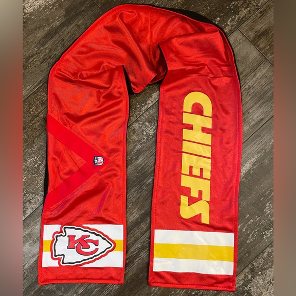 Kansas City Chiefs Red Scarf with pocket - Picture 1 of 4